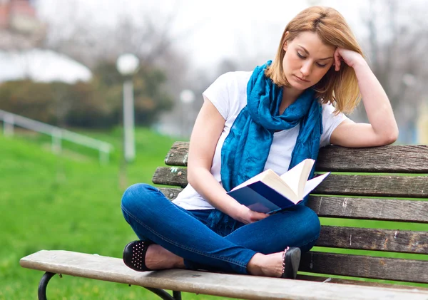 Jolie femme sur le banc avec livre — Photo