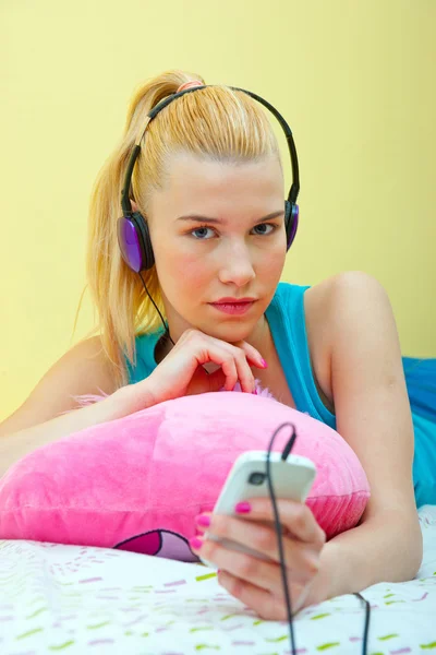 Teen girl luisteren muziek — Stockfoto