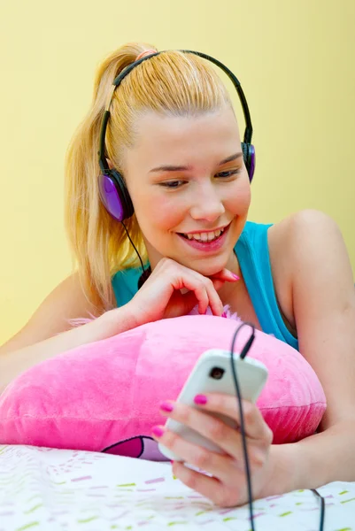 Adolescent fille écouter de la musique — Photo
