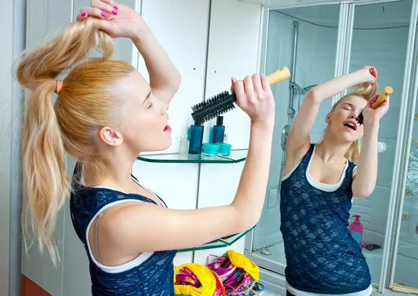 Tini lány énekelt a fürdőszoba — Stock Fotó