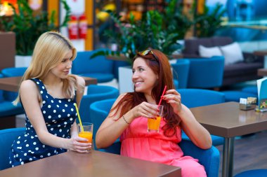 suyu içme iki kadın arkadaşlar çubuk