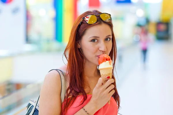 Femme attrayante avec crème glacée — Photo