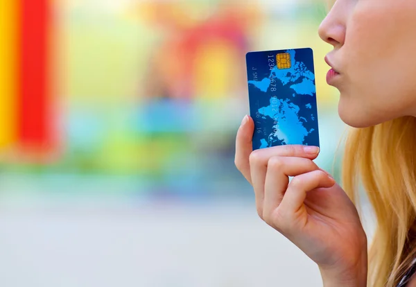 Vrouw hand houden credit card — Stockfoto