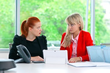 iki sinir meslektaşım işçi içinde yazıhane bilgisayar ile