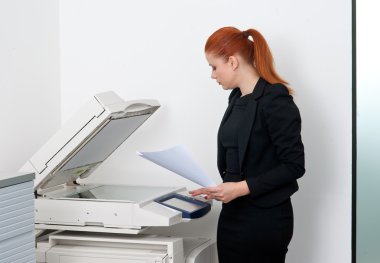 Office yazıcı üzerinde çalışan iş kadın