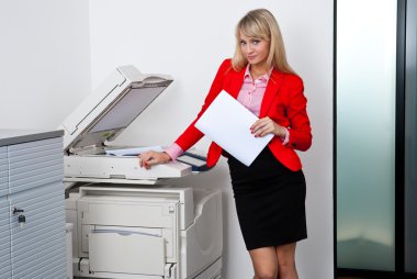 Office yazıcı üzerinde çalışan iş kadın