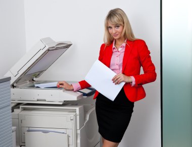 Office yazıcı üzerinde çalışan iş kadın