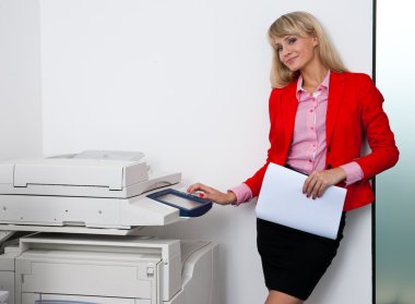 Office yazıcı üzerinde çalışan iş kadın