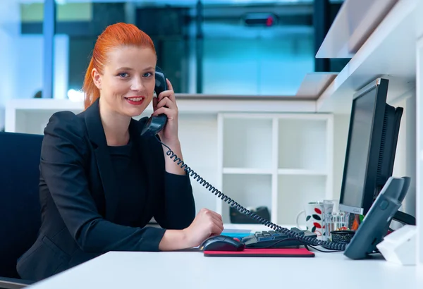 Atraktivní obchodní žena v úřadu na telefonu — Stock fotografie