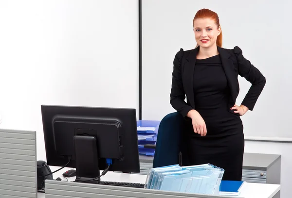 Zrzavé vlasy obchodní žena v úřadu — Stock fotografie