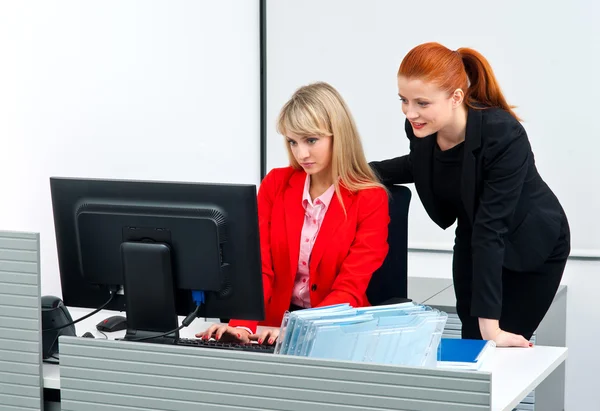 Zwei Kollegen im Büro mit Computer — Stockfoto