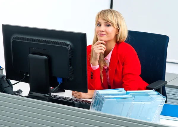 Mulher de negócios atraente no escritório com computador — Fotografia de Stock