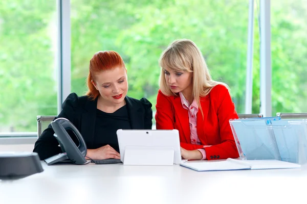 Deux collègues de travail au bureau avec ordinateur — Photo