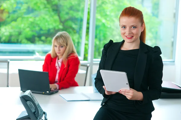 Atractiva mujer de negocios en la oficina con tableta —  Fotos de Stock