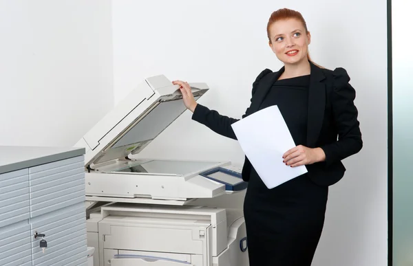 Femme d'affaires travaillant sur imprimante de bureau — Photo