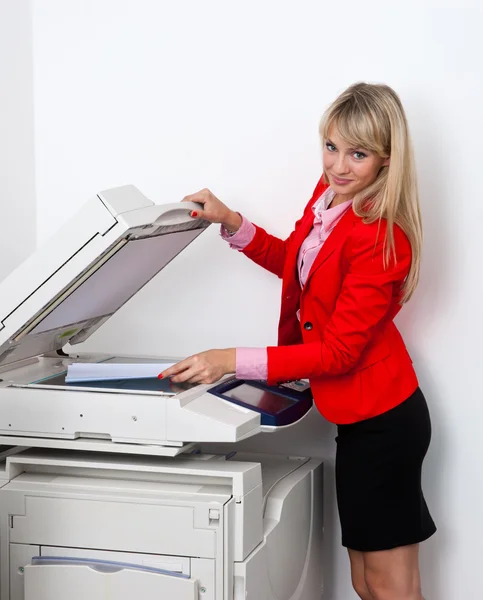 Бізнес-леді, що працює на офісному принтері — стокове фото