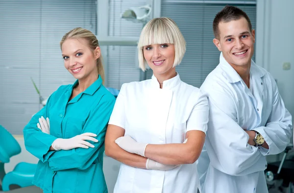 Mulher médico ginecologista ou oncologista com assistentes — Fotografia de Stock