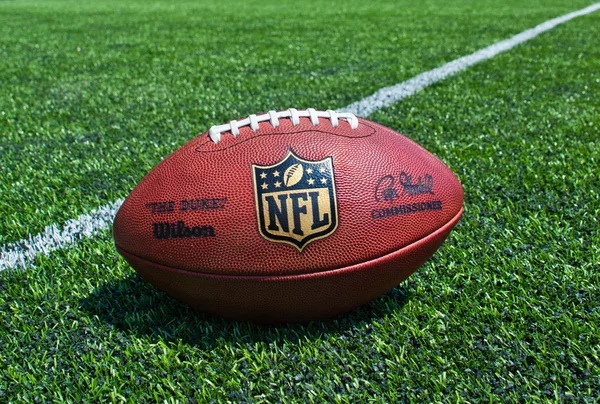 NFL voetbal op het veld — Stockfoto