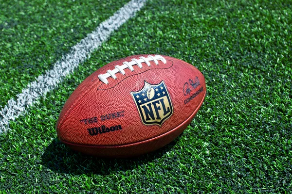 NFL voetbal op het veld — Stockfoto