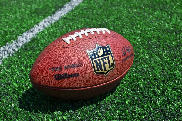 NFL fotboll på fältet — Stockfoto
