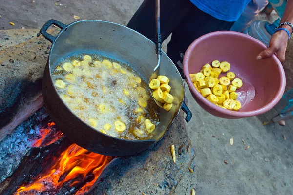 Préparation traditionnelle des aliments des Caraïbes — Photo