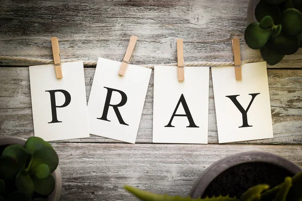 Een Set Van Gedrukte Kaarten Spelling Het Woord Pray Een — Stockfoto