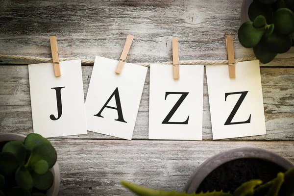 木製の背景に Jazz ジャズ という言葉を綴るプリントカード — ストック写真