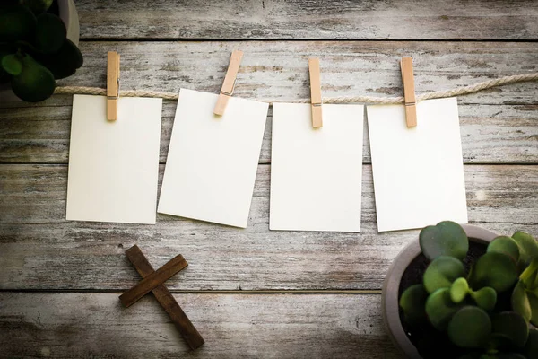 Ahşap bir arka planda, bitkiler ve Hristiyan haçı olan özel bir mesaj için 4 adet boş kart..