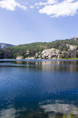 Colorado 'nun vahşi dağlarındaki Granit Gölü.