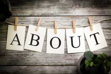 Eski ahşap bir arka planda kelimenin hecelendiği basılı kartlar..