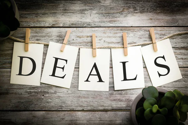 Een Set Van Gedrukte Kaarten Spelling Het Woord Deals Een — Stockfoto