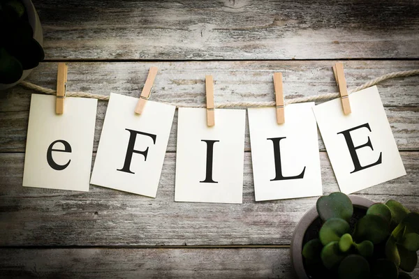 木の背景にEfileという単語を綴るプリントカードのセット — ストック写真
