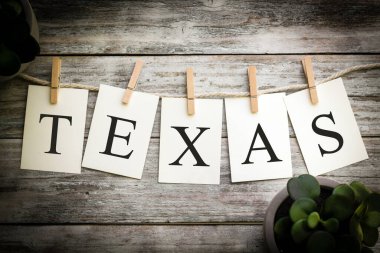 Eski ahşap bir arkaplanda _ sözcüğü heceleyen basılı kartlar..