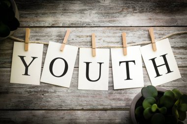 Bir dizi basılı kart, yaşlanmış ahşap bir arka planda 