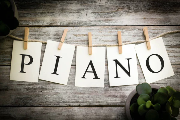 Een Set Van Gedrukte Kaarten Spelling Het Woord Piano Een — Stockfoto