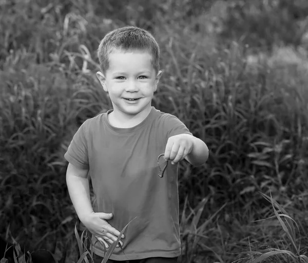 小男孩和蠕虫玩耍 — 图库照片