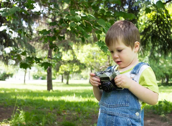 小男孩探索相机 小摄影师 — 图库照片