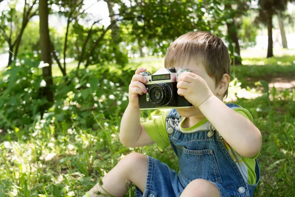 カメラを探索してる少年 小さな写真家 — ストック写真