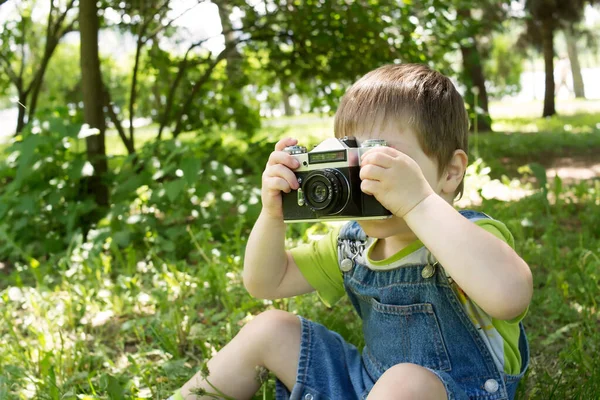 Chlapeček Zkoumá Kameru Malý Fotograf — Stock fotografie