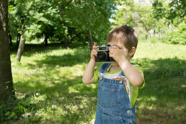 Chlapeček Zkoumá Kameru Malý Fotograf — Stock fotografie
