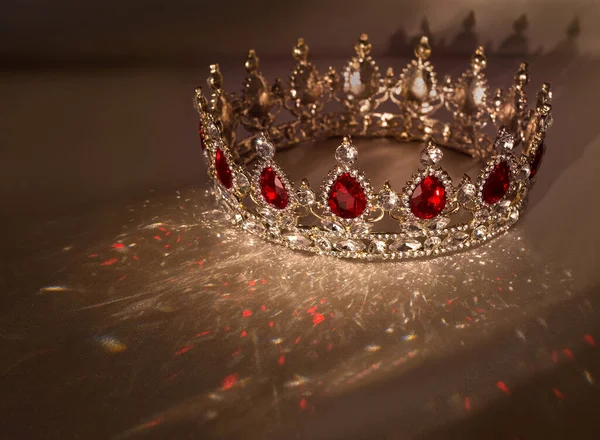 Glänsande Krona Med Röda Stenar Kristaller Rubin Medevial Antik Sumbol — Stockfoto