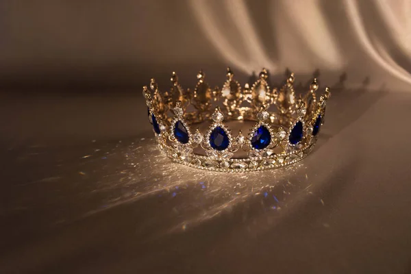 蓝宝石古董王冠 君主制和财富的象征 — 图库照片