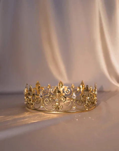 豪華な黄金の王冠ヴィンテージ — ストック写真