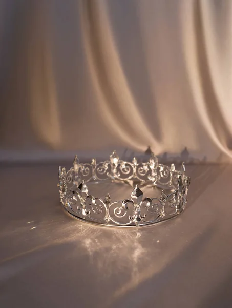 奢华的老式王冠 珍贵的饰物 — 图库照片