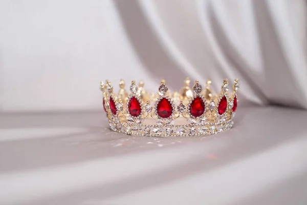 Coroa Com Pedras Preciosas Vermelhas Rubi Granada Acessório Real — Fotografia de Stock