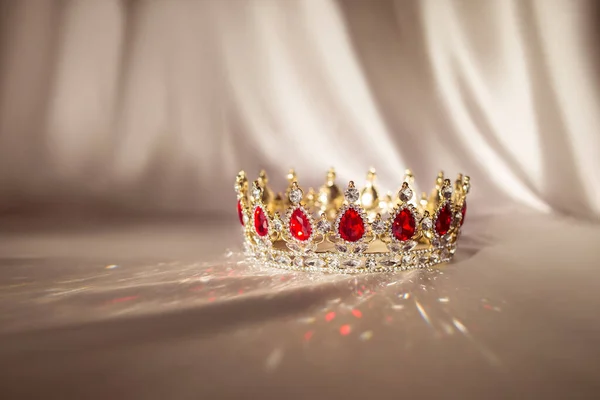 Złota Korona Czerwonymi Kamieniami Szlachetnymi Akcesoria Dla Królów Królowych Księcia — Zdjęcie stockowe