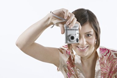 dijital fotoğraf makinesi kullanan genç kadın portresi
