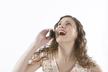 bir cep telefonu kullanan genç kadın