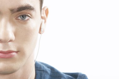yarım kulaklık ile müzik dinlemek genç portresi