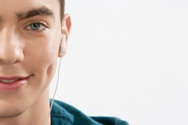müzik dinlerken gülümseyen gencin yarım yüz